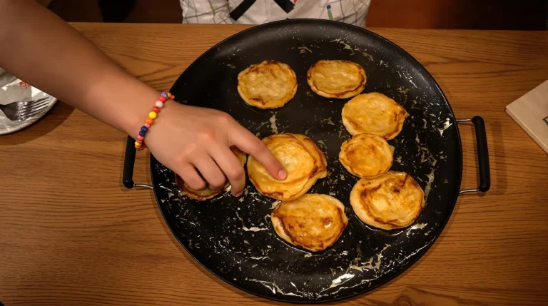 Croustillant doré et parfum d’enfance : ma recette express de galettes de pommes de terre au four pour régaler toute la famille, sans une goutte d’huile